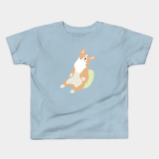 Classic corgi day - on the pillow you stay Kids T-Shirt